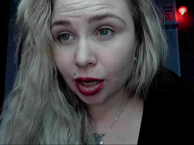 YourFunnyBlondiee webcam