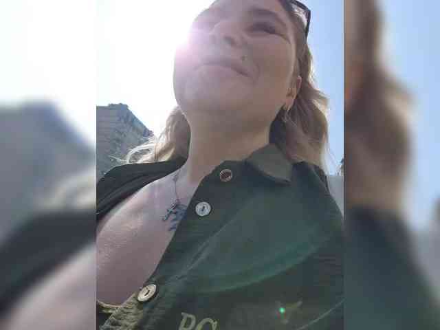 YourFunnyBlondiee webcam