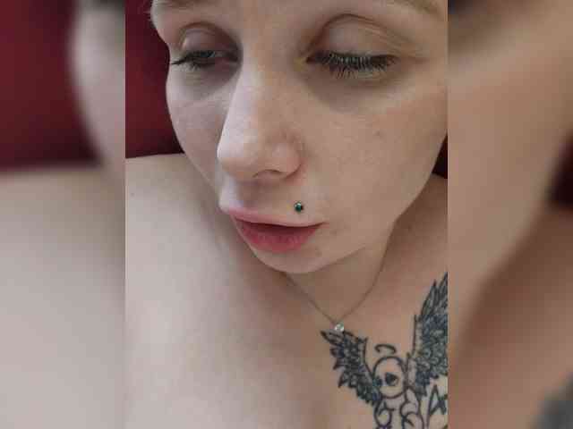 YourFunnyBlondiee webcam