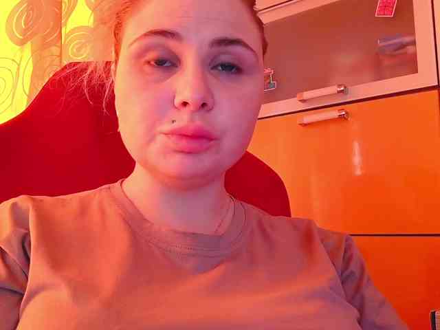 YourFunnyBlondiee webcam