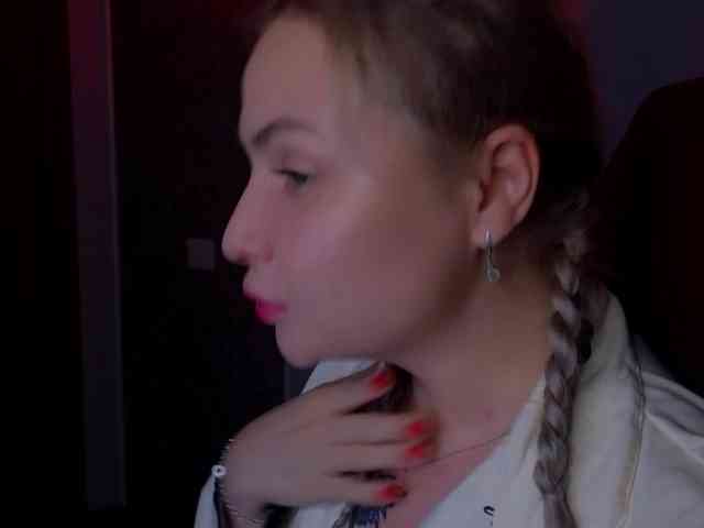 YourFunnyBlondiee webcam