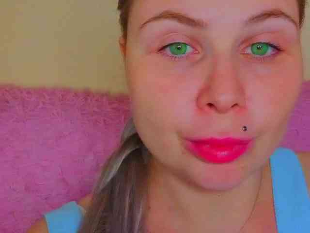 YourFunnyBlondiee webcam