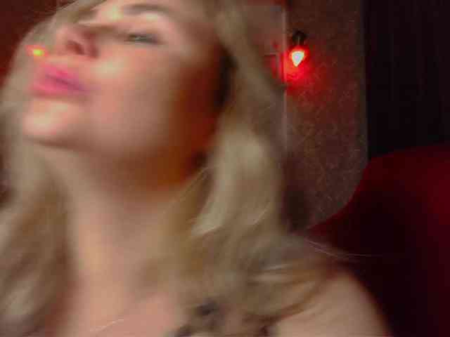 YourFunnyBlondiee webcam