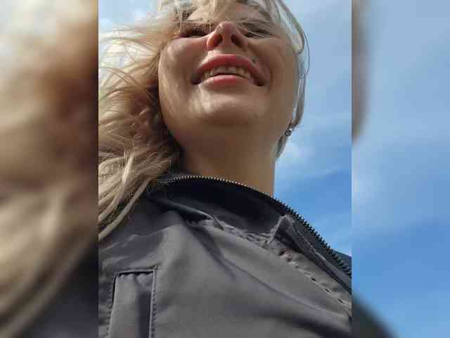 YourFunnyBlondiee webcam