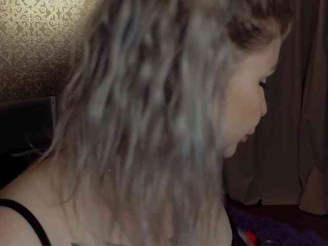 YourFunnyBlondiee webcam