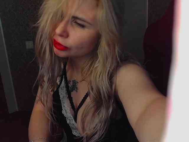 YourFunnyBlondiee webcam