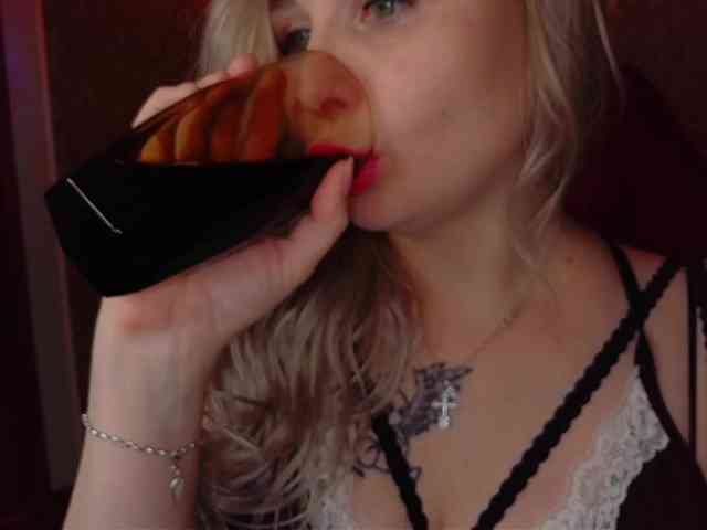 YourFunnyBlondiee webcam
