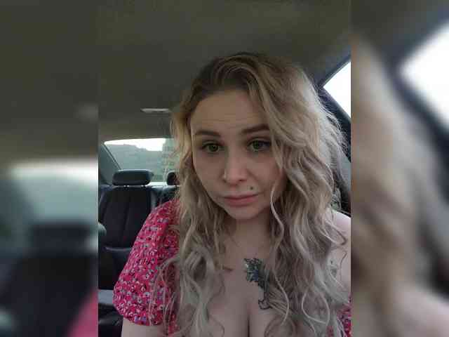 YourFunnyBlondiee webcam