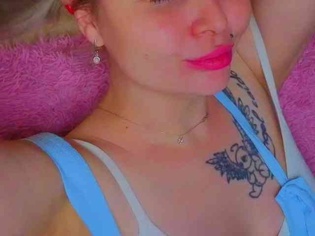 YourFunnyBlondiee webcam