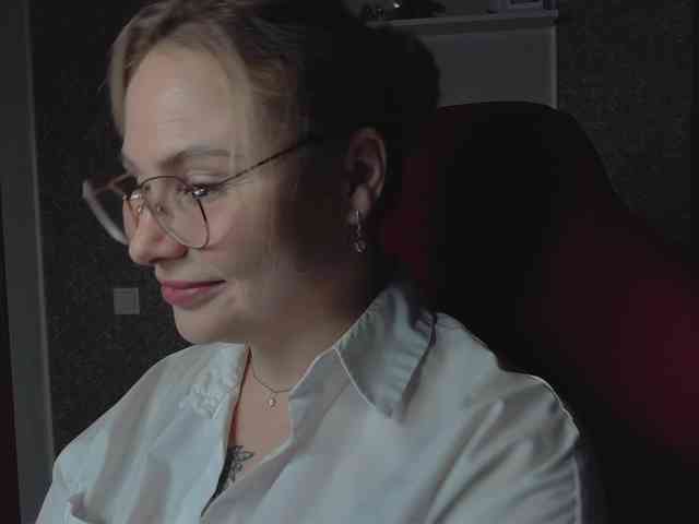 YourFunnyBlondiee webcam
