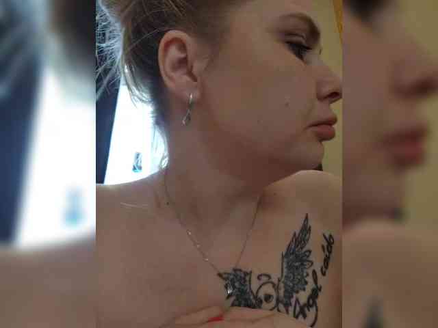 YourFunnyBlondiee webcam