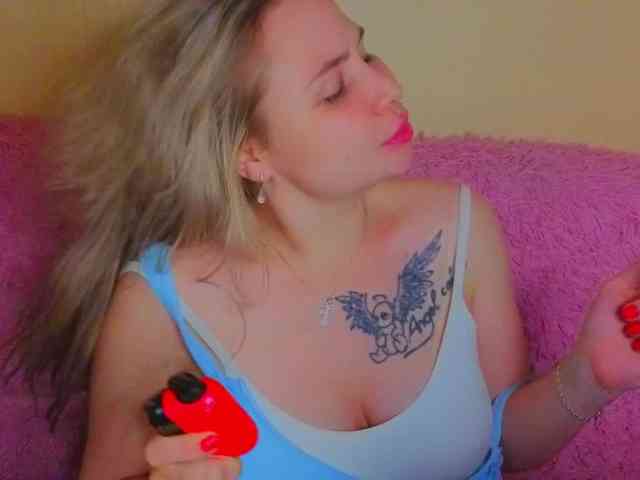 YourFunnyBlondiee webcam