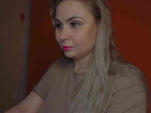 YourFunnyBlondiee webcam