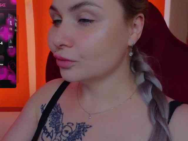 YourFunnyBlondiee webcam