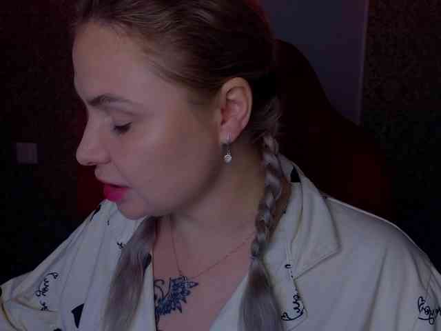YourFunnyBlondiee webcam