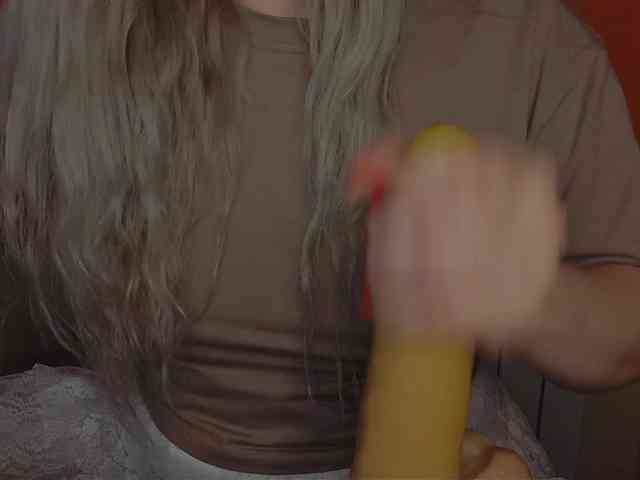 YourFunnyBlondiee webcam