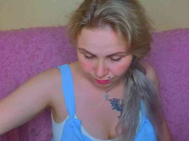 YourFunnyBlondiee webcam
