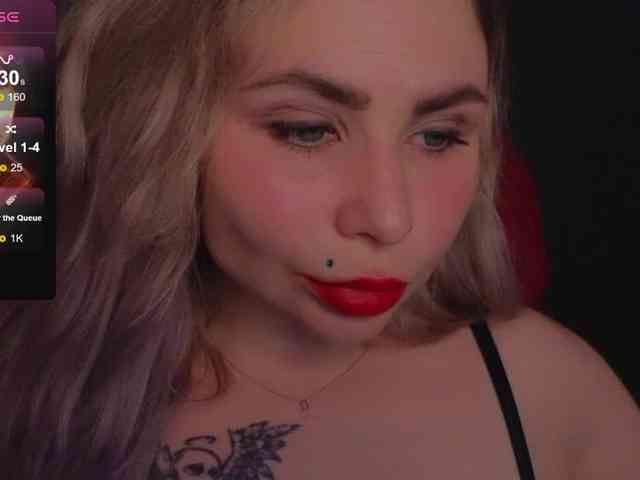 YourFunnyBlondiee webcam