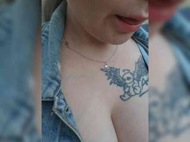 YourFunnyBlondiee webcam