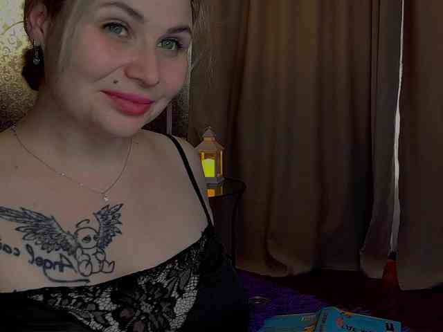 YourFunnyBlondiee webcam