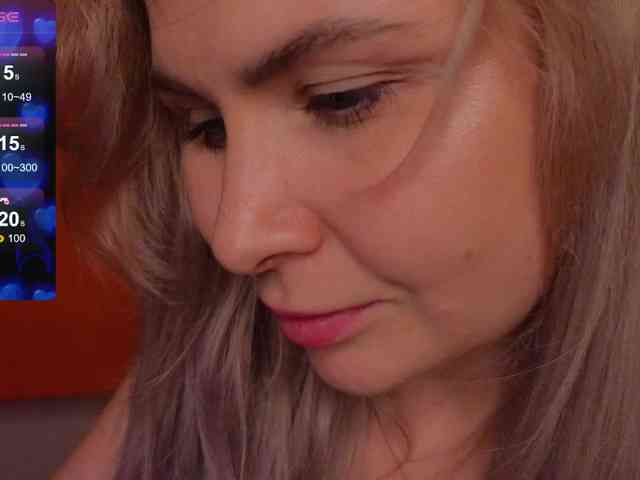 YourFunnyBlondiee webcam