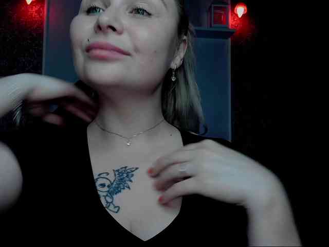 YourFunnyBlondiee webcam