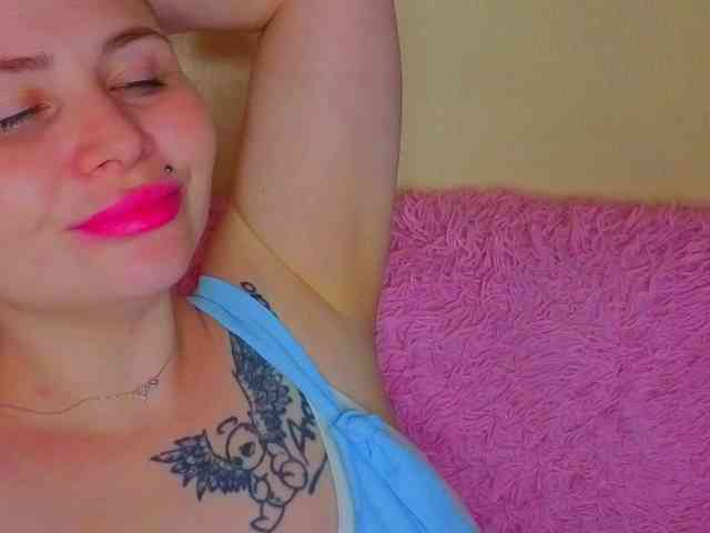 YourFunnyBlondiee webcam