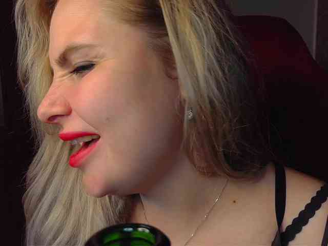 nude chat YourFunnyBlondiee