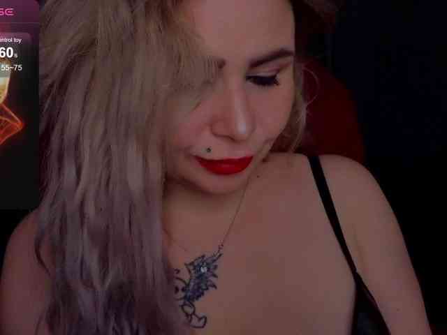 YourFunnyBlondiee webcam