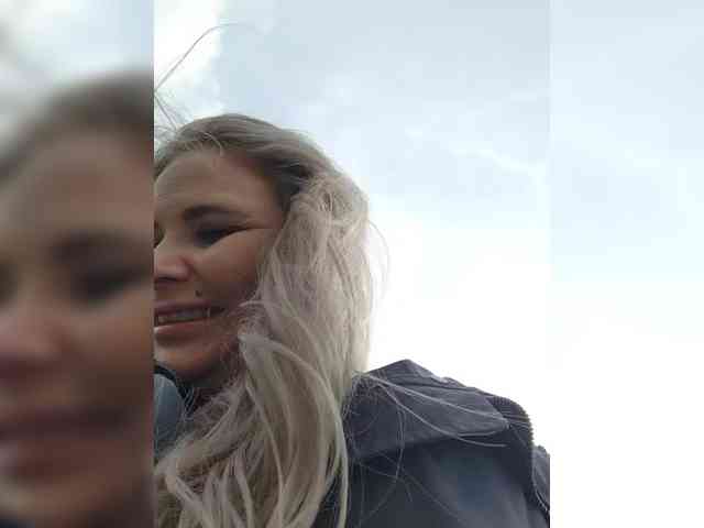 YourFunnyBlondiee webcam