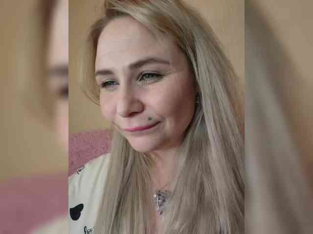 YourFunnyBlondiee webcam