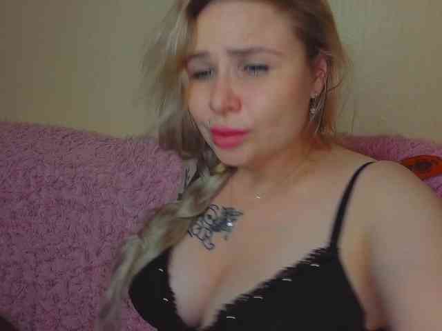 YourFunnyBlondiee webcam