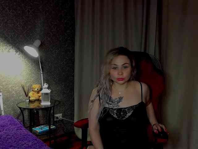 YourFunnyBlondiee webcam
