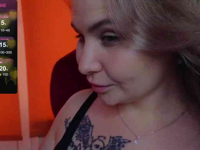 YourFunnyBlondiee webcam
