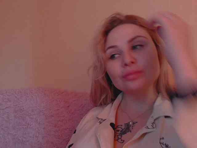 YourFunnyBlondiee webcam