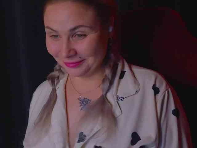 YourFunnyBlondiee webcam