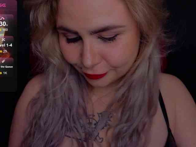 YourFunnyBlondiee webcam