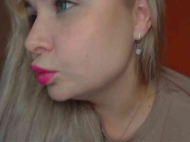 YourFunnyBlondiee webcam