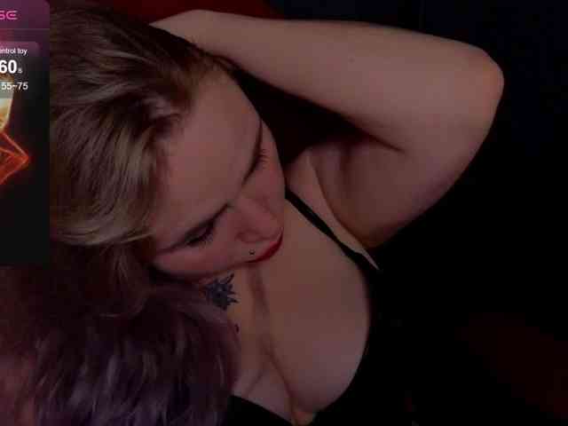 YourFunnyBlondiee webcam