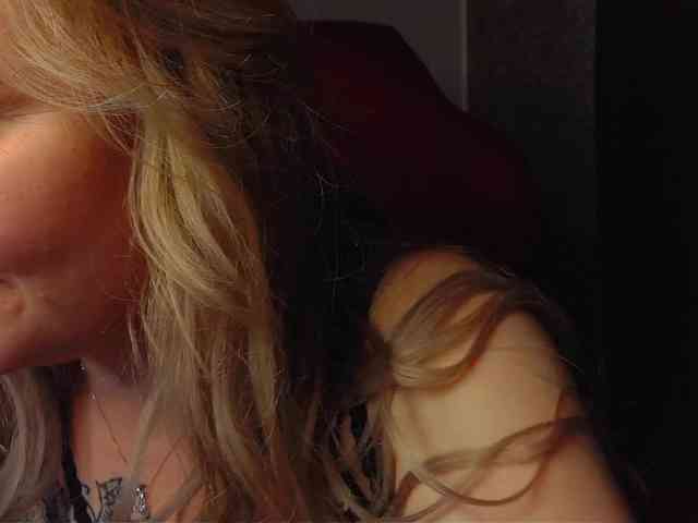 YourFunnyBlondiee webcam