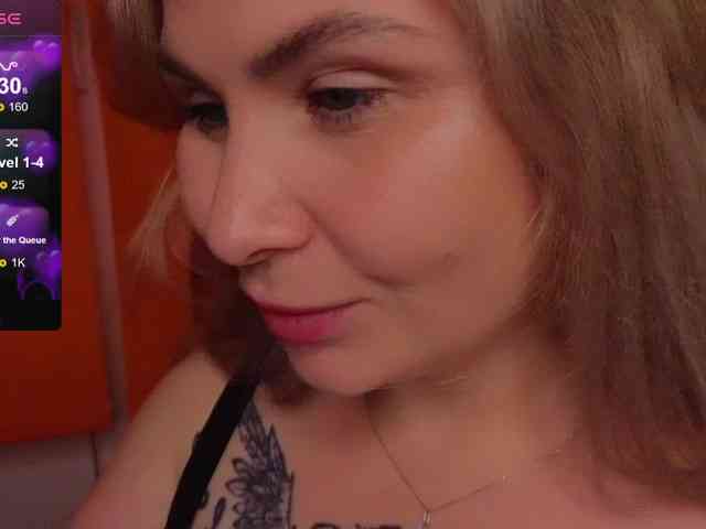 YourFunnyBlondiee webcam
