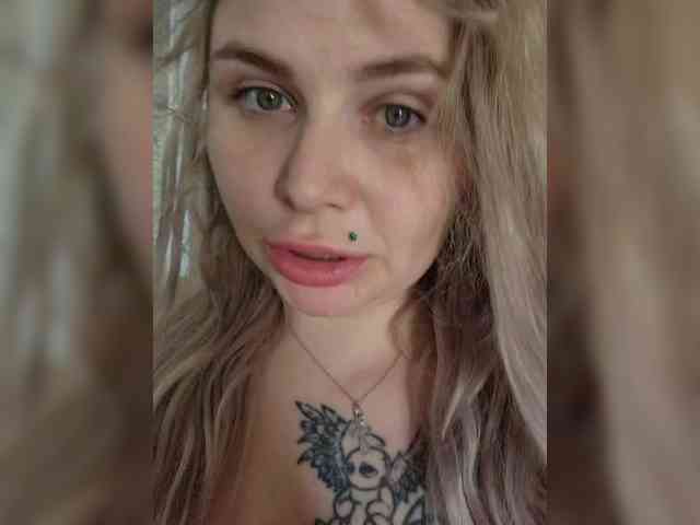 YourFunnyBlondiee webcam