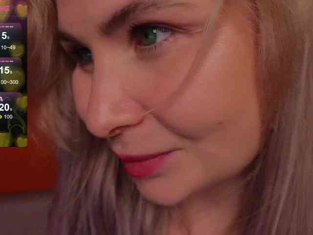YourFunnyBlondiee webcam