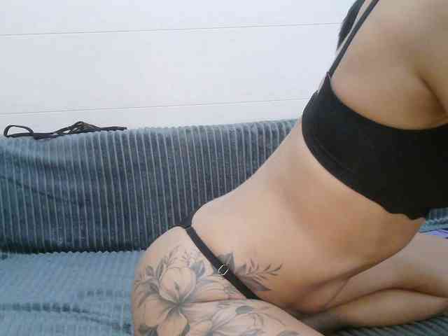 Alina-black webcam