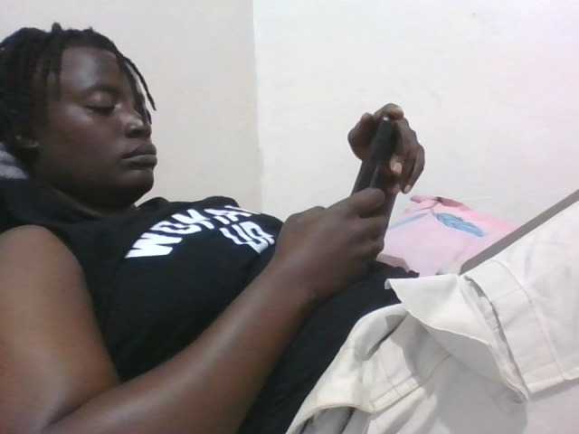 le modèle Yourdreamgirl est en webcam porno dans un show sur le site bongacams, il possède les tags suivants: Ebony,Brunette,Hairy