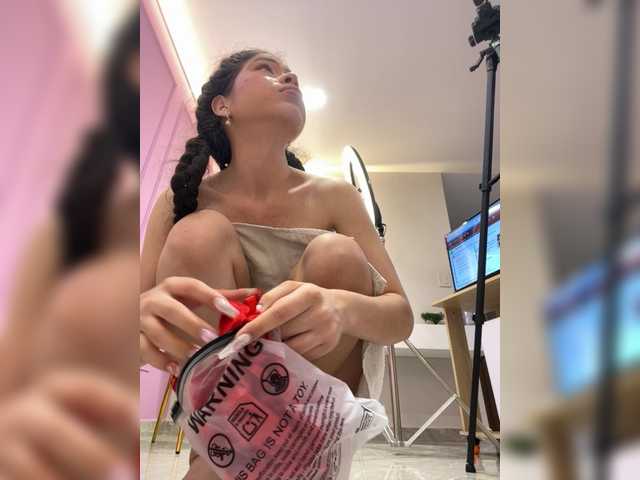 LeiaStone's BongaCams show and profile