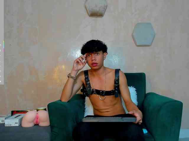 TaylorBlack Live Webcam on BongaCams