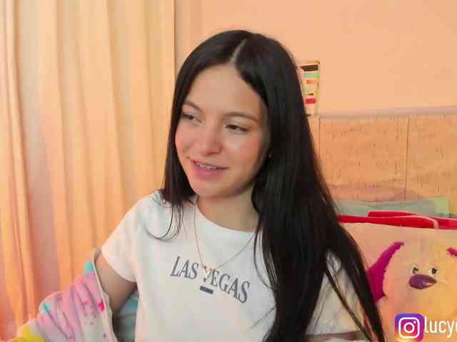 LucyEvanss webcam