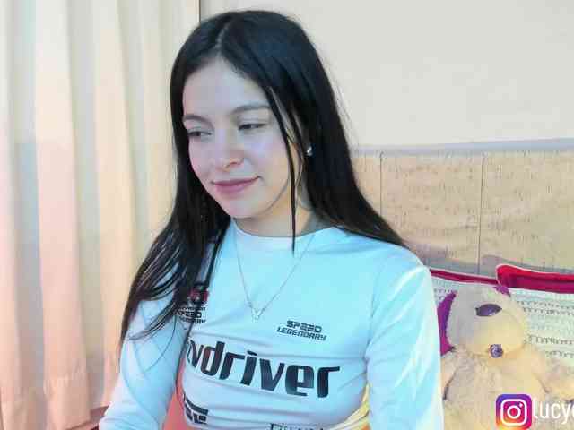 LucyEvanss webcam
