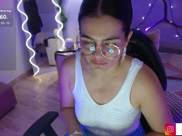 Rosalind-tay's BongaCams show and profile